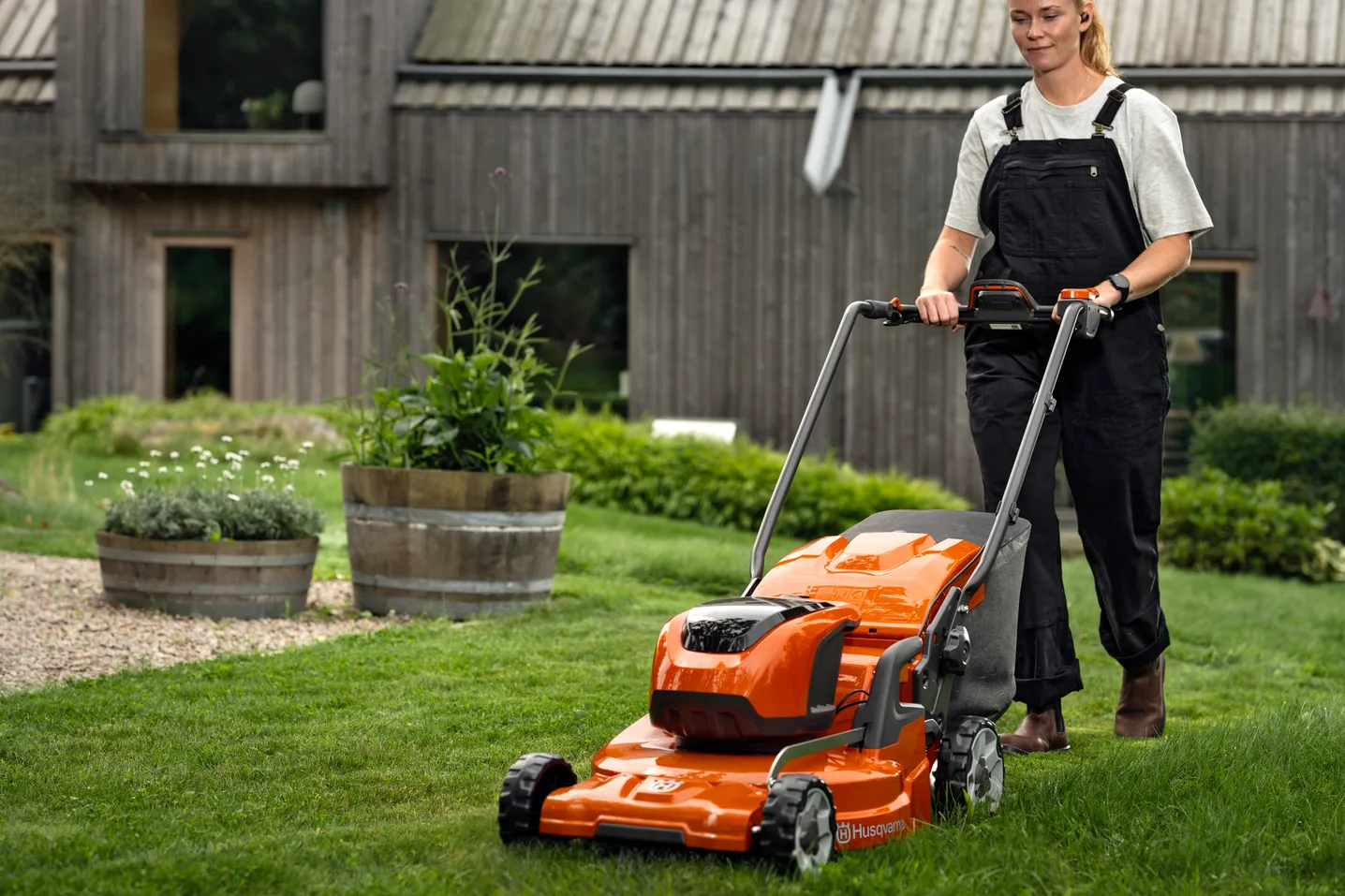 Husqvarna akkumulátoros fűnyíró használata kertben