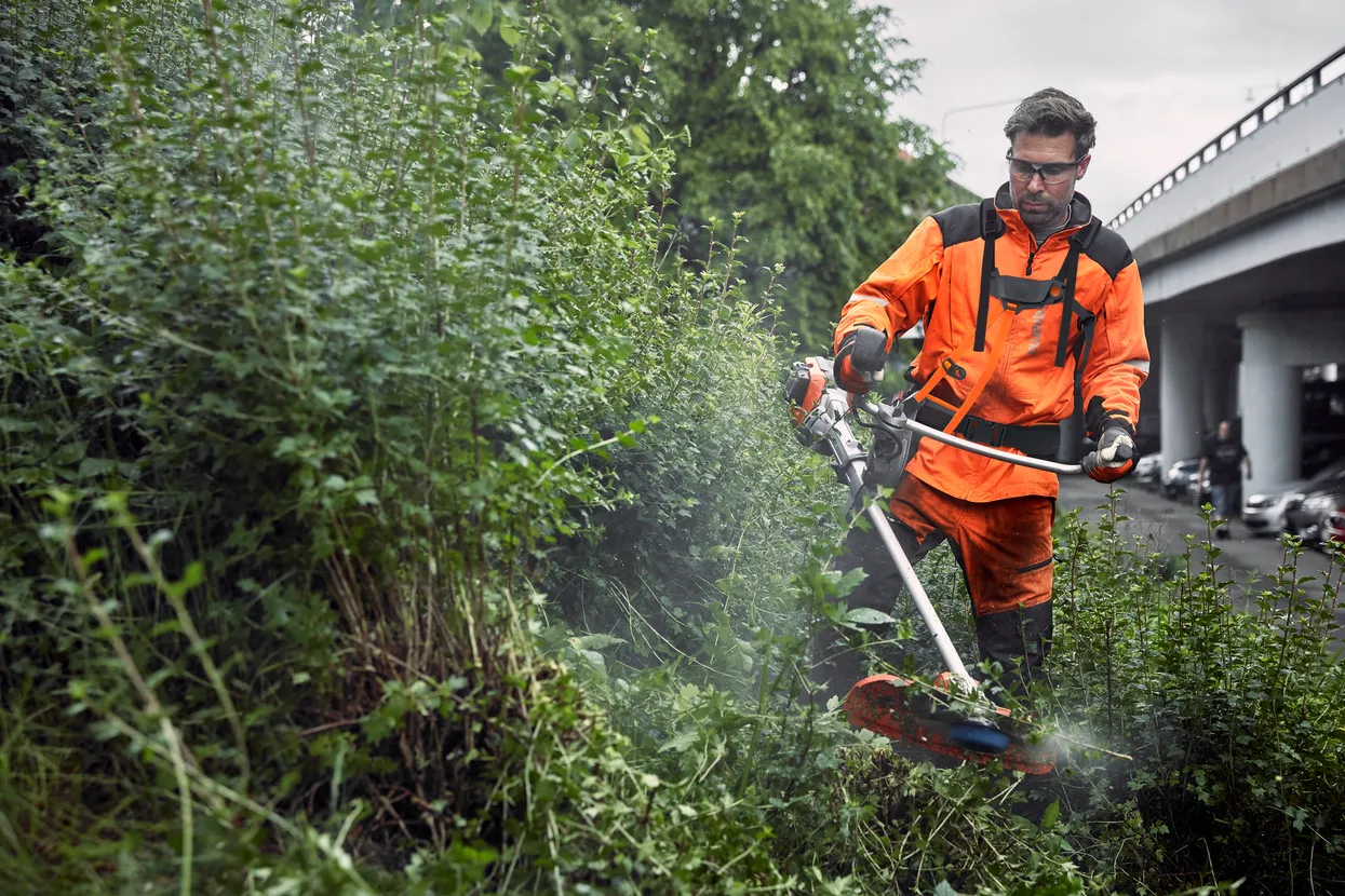 Husqvarna bozótvágó használata sűrű növényzetben