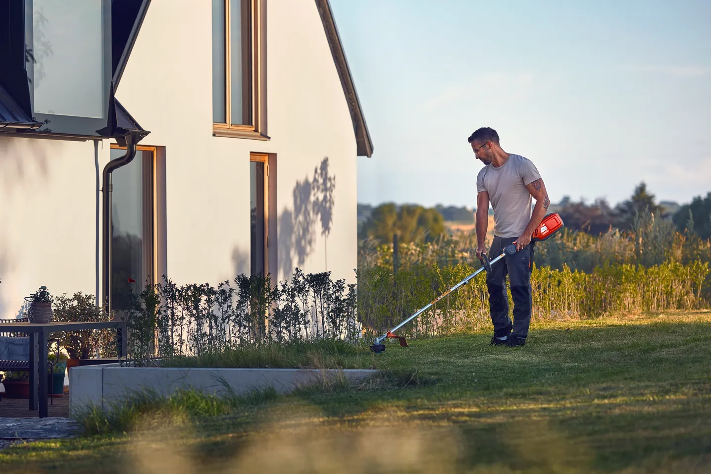 Husqvarna akkumulátoros szegélyvágó modern kertben