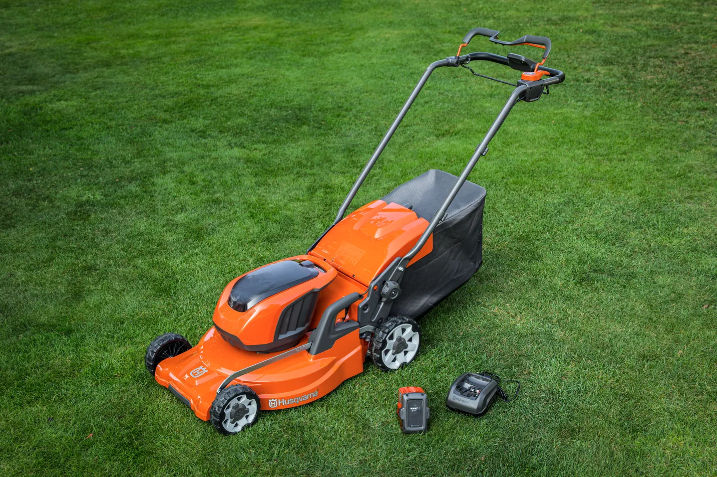 Husqvarna fűnyírógép akkumulátorral és töltővel – vásárlási útmutató