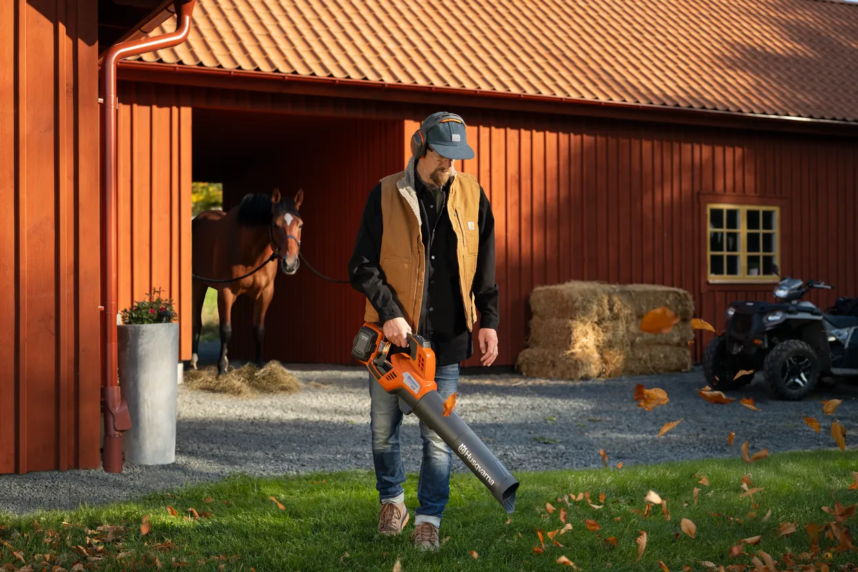 Husqvarna lombfúvó használata udvaron