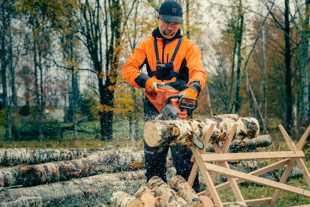 Husqvarna láncfűrész használata erdei környezetben