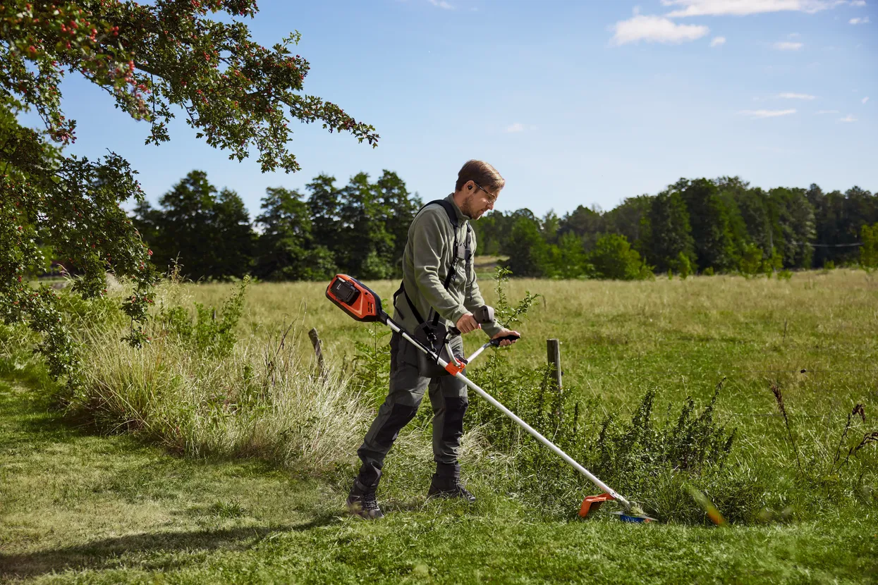 Husqvarna fűkasza használata kerítés mellett