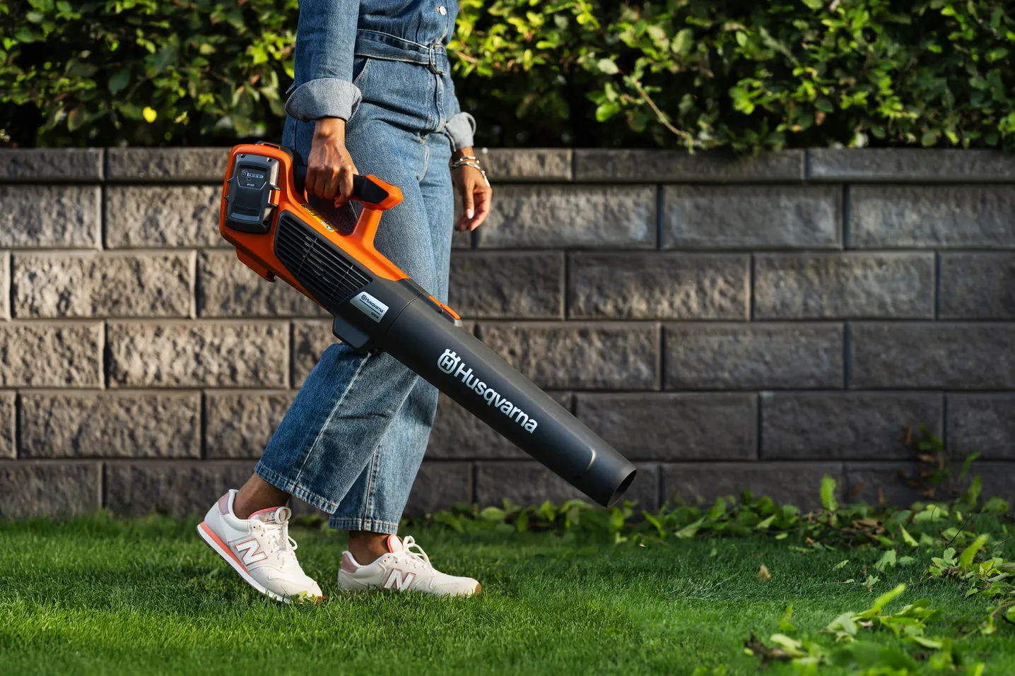 Husqvarna lombfúvó kerti munkavégzés közben