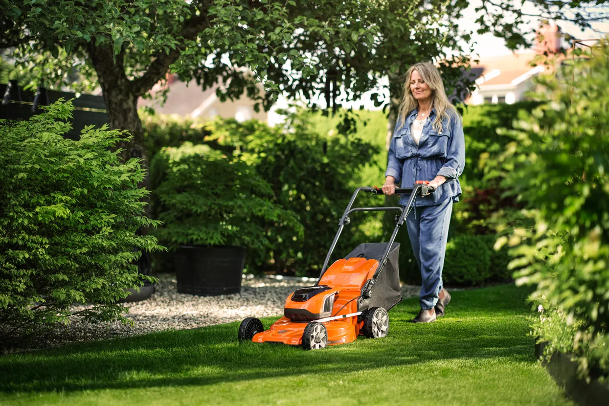 Husqvarna fűnyíró használata családi kertben